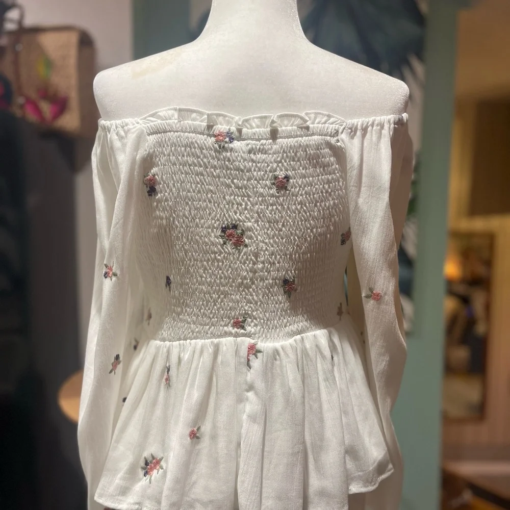 ❣️💕Torrid White Floral Smocked On/Off Shoulder Blouse💗🌹 - Picture 6 of 9